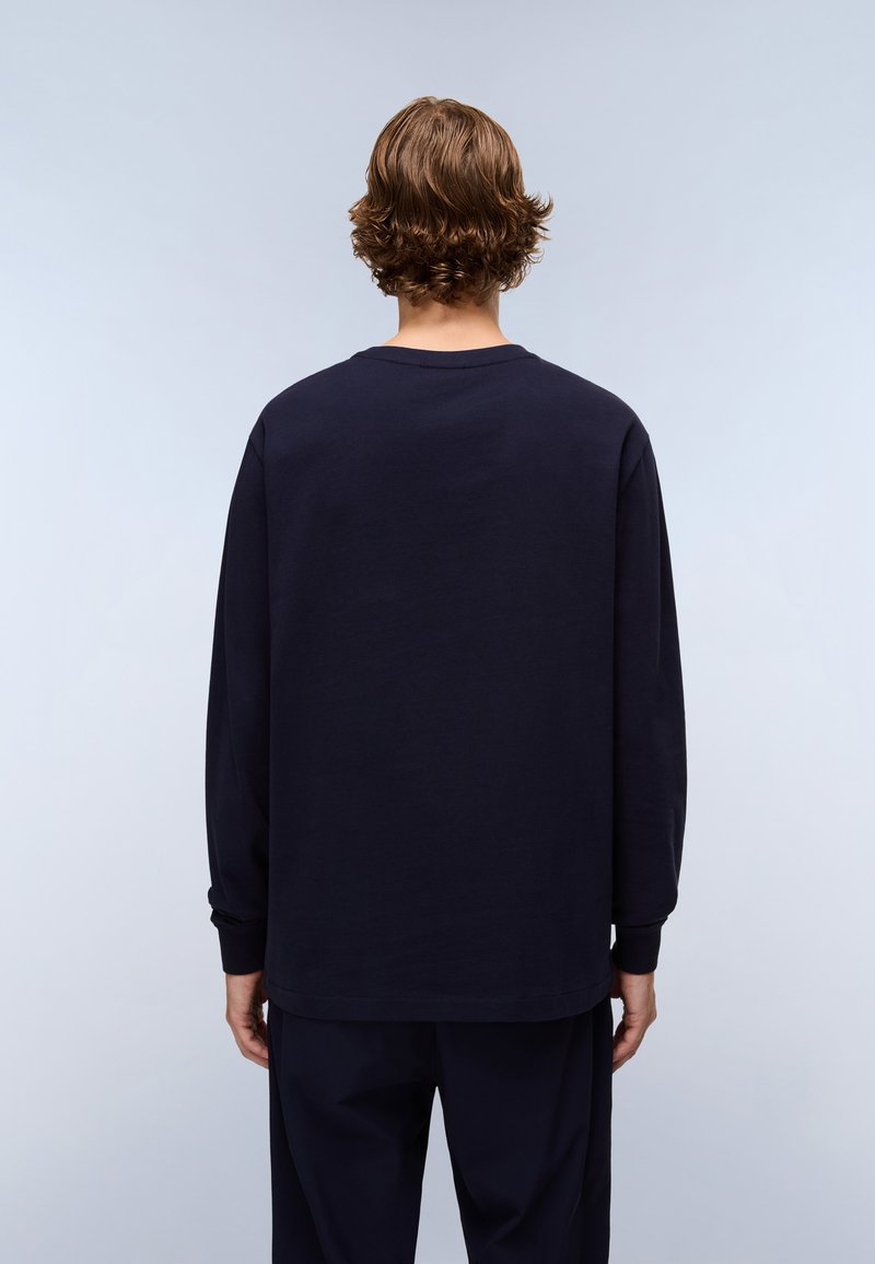 Marineblaues Langarmshirt mit Rundhalsausschnitt, lockerer Passform und gerippten Bündchen. Weiches Baumwollmaterial, minimalistisches Design und keine sichtbaren Muster oder Beschläge.