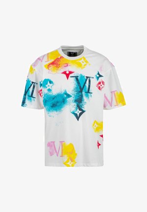 Korte mouwen witte t-shirt met kleurrijke abstracte spetters in blauw, geel, roze en rood, met herhaalde "V"-logo's in verschillende maten.
