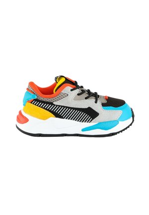 Zapatilla deportiva multicolor con paneles de malla y ante, cordones negros, suela blanca y detalles en azul, amarillo, naranja y gris.