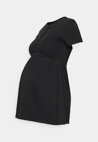 Vestido de maternidad negro de manga corta con cintura fruncida y escote con botones, expuesto sobre un maniquí de torso contra un fondo blanco.