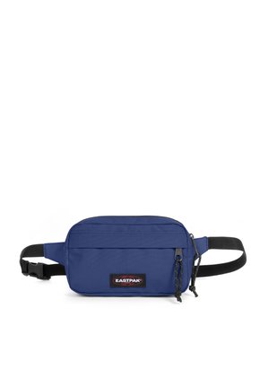 Sac à taille en tissu bleu à la texture lisse, avec une poche zippée à l'avant, une sangle noire réglable et un patch logo Eastpak.