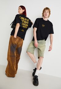 Jack & Jones PREMIUM JPRBLAHARVEY INFO TEE CREW NECK UNISEX - Marškinėliai su spaudiniu - black