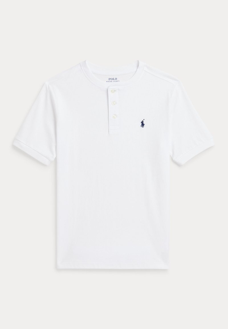 Λευκό πόλο μπλουζάκι κοντομάνικο με κλειστό γιακά και μικρό ναυτικό λογότυπο στο αριστερό στήθος. Λείο βαμβακερό ύφασμα με κλασική εφαρμογή.