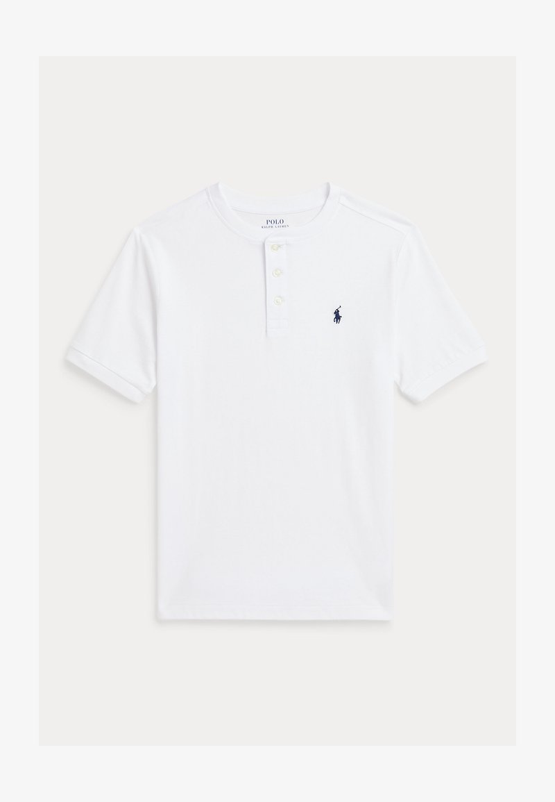 Camisa polo branca de manga curta com colarinho abotoado e um pequeno logótipo em azul marinho no lado esquerdo do peito. Tecido de algodão suave com um corte clássico.