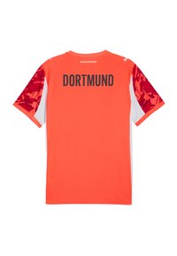 Maglia sportiva arancione con accenti bianchi, dotata di maniche a fantasia e "DORTMUND" stampato in grassetto nero sul retro.