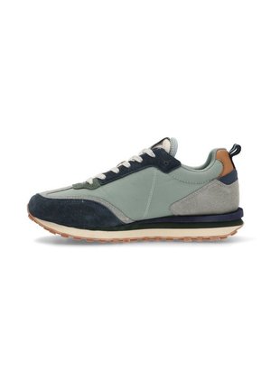 Zapatillas para hombre de ante y cuero en verde, azul marino y gris. Presentan cordones blancos, suela de goma y acento en marrón claro en el talón.