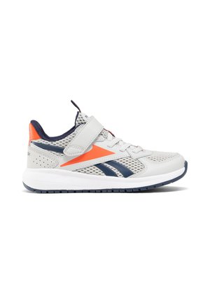 Baskets de sport blanches et marine avec des accents orange, des panneaux en maille, des lacets et une sangle velcro, montrées de profil sur un fond blanc.