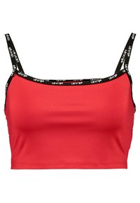 Crop top rouge à fines bretelles, avec une bande noire au niveau de l'encolure arborant le logo "Levi's" blanc répété. Tissu lisse sans motifs.