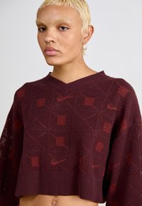 Nike Sportswear Džemperis - burgundy crush/bright crimson