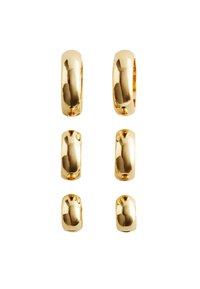 Goldfarbene Creolen-Ohrringe Set mit drei Paaren: zwei größere und vier kleinere. Glatte, polierte Oberfläche mit abgerundeten Formen.