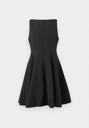 Schwarzes ärmelloses Kleid mit einem figurbetonten Oberteil und einem ausgestellten Rock. Hergestellt aus strukturiertem Stoff, verfügt es über einen unauffälligen Reißverschluss auf der Rückseite.