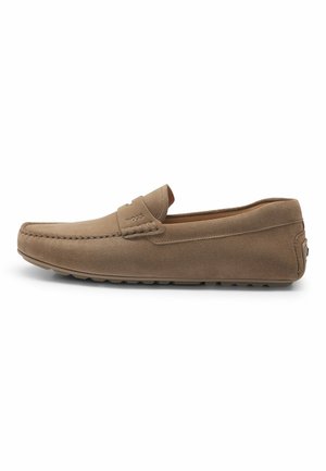 Brune skinn loafers med søm detaljer, myk tekstur, flat gummisåle og en liten logo nær hælen, designet for komfort.