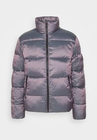 Padded jacket v gradientu fialových tónů, s vysokým límcem, předním zipem a bočními kapsami. Hladký, lesklý textilní povrch.