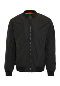 Giacca bomber nera in nylon liscio. Caratterizzata da una zip frontale, polsini a costine e una fodera arancione. Include una tasca laterale con cerniera.