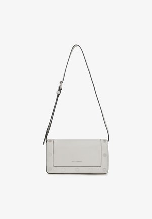 Svijetlo siva kožna torba s pravokutnim oblikom, ravnom prednjom stranom i kružnim srebrnim detaljima. Ima tanak remen za rame.