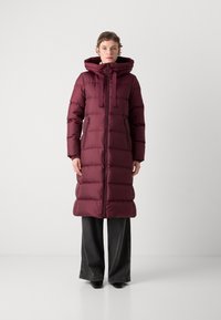 Burgundia värvi pufferi jope kapuutsiga, millel on täispikk lukk, reguleeritavad nöörid ja küljetaskud, disain on tikitud ja sileda tekstuuriga.