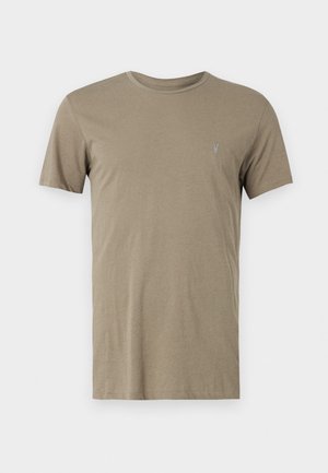 Khakifarbenes T-Shirt mit kurzen Ärmeln aus weichem Stoff, mit einem Rundhalsausschnitt und einem kleinen gestickten Logo auf der linken Brust.