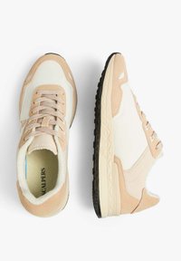 Sneaker mit einem beige-weißen Obermaterial, das aus Wildleder und Mesh-Materialien besteht, einer strukturierten Laufsohle und einem Schnürdesign.