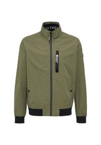 Olijfgroene jas met een hoge kraag, voorrits, twee zijzakken, elastische manchetten en een contrasterende zwarte tailleband.