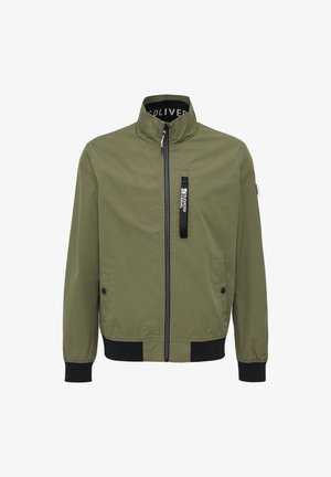 Olijfgroene jas met een hoge kraag, voorrits, twee zijzakken, elastische manchetten en een contrasterende zwarte tailleband.