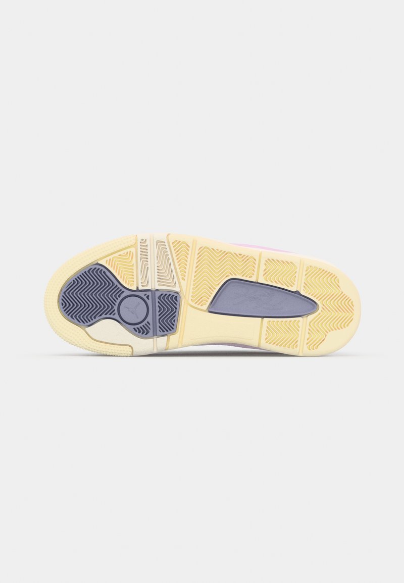 Schuhsohle mit einer strukturierten Gummi-Oberfläche in Beige, Lila und Gelb, versehen mit Fischgrätenmustern und einem runden Logo.