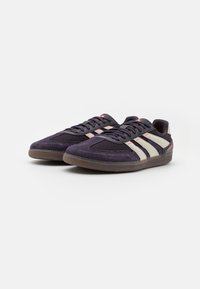 adidas Performance PREDATOR FREESTYLE INDOOR - Chaussures de football sur gazon - aurora black/alumina/turbo