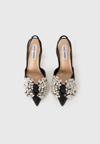 Décolleté in satin nero con slingback e punte affusolate, adornate da un gruppo di strass trasparenti sulla parte anteriore, caratterizzate da un design elegante.