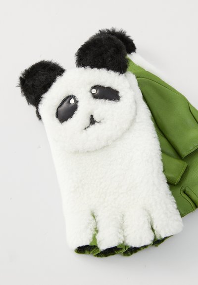 Panda tema pirštinės, pasižyminčios baltu pūkuotu audiniu delnui, juodais akcentais ir žalia oda riešo srityje, kad būtų sukurtas papildomas kontrastas.