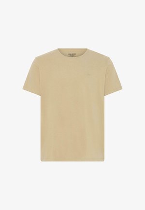 Beež esiotsaga lühikeste varrukatega T-särk, mis on valmistatud pehmest kangast, rinnal peene logoga ja krae sees brändisildiga.