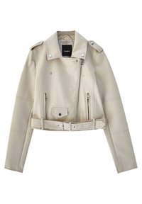 Beige Kunstleder-Cropped-Jacke mit tailliertem Bund, Reißverschlusstaschen, Schulterklappen und diagonaler Frontreißverschluss.