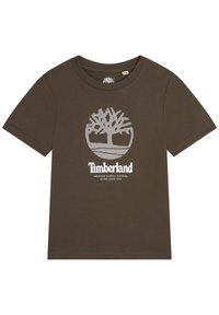 Hnědé tričko s krátkým rukávem vyroben�é z bavlny, s bílým grafickým logem stromu a názvem značky umístěným ve středu na přední straně.