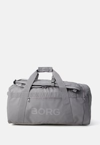 Sac de sport gris avec deux poignées et une bandoulière. Dispose d'un compartiment principal zippé et d'une poche avant. "BORG" imprimé sur le côté.