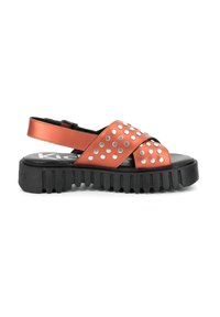 Sandal in pelle arancione con borchie argento, con fasce incrociate e una suola nera rigata. Include una cinghia posteriore regolabile per una vestibilità sicura.