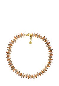 Geometrisk halskæde med rektangulære segmenter i nuancer af orange, lyserød og guld. Fastgjort med en guldlås og mærkeseddel.