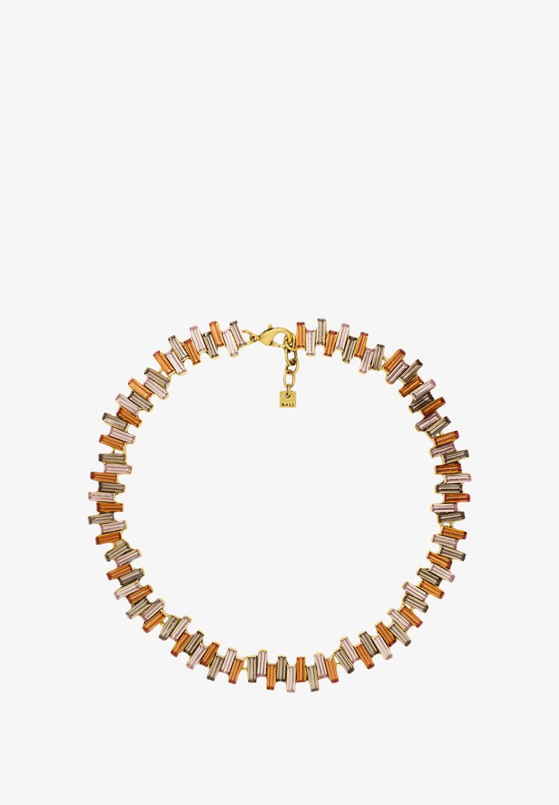 Geometrisk halskæde med rektangulære segmenter i nuancer af orange, lyserød og guld. Fastgjort med en guldlås og mærkeseddel.
