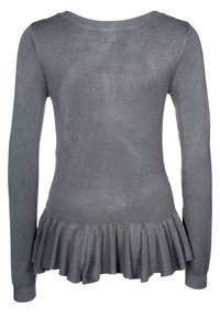 Szary sweter z długim rękawem, okrągłym dekoltem i teksturowanym, falbaniastym dołem. Materiał wydaje się być miękki i lekki, z widocznymi delikatnymi detalami dzianiny.