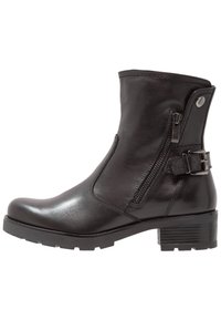 Svart läderankelstövel med sidogångjärn, spänndetalj och en kraftig klack. Slät textur, rund tå och robust sula.