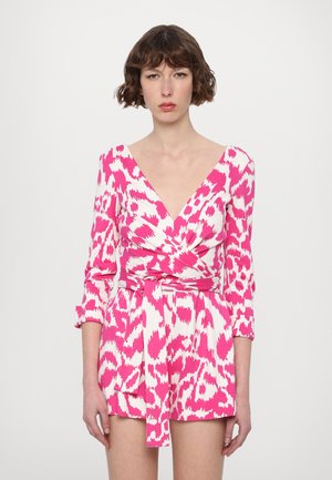 Rochie în nuanțe de roz și alb, cu decolteu în V adânc, mâneci lungi și un model abstract pe întreaga suprafață. Materialul pare neted, cu un ușor luciu.