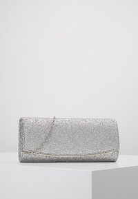 Borsetta a pochette argento glitterata di forma rettangolare, con una tracolla a catena e una superficie liscia e texture con un sottile dettaglio cucito.