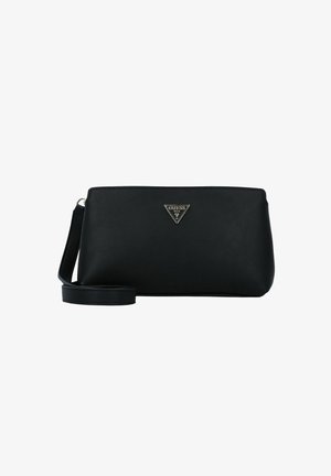 Bolso sintético negro con textura suave, logotipo metálico triangular, correa desmontable y forma rectangular. Diseño simple y minimalista.