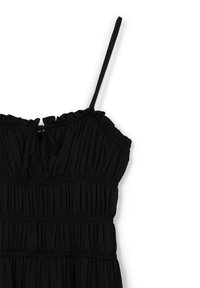 Schwarzes ärmelloses Kleid mit dünnen Trägern, gerafftem Oberteil und gerafften Stoffdetails entlang der Taille und Brust.