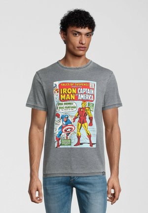 Grå bomulds t-shirt med et comic-inspireret grafik af Iron Man og Captain America. Korte ærmer og rund halsudskæring.