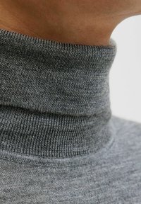 Sivi pulover s turtleneck iz ribanog izreza i mekanog pletenog materijala, sa uskim dizajnom i ravnim šavovima.