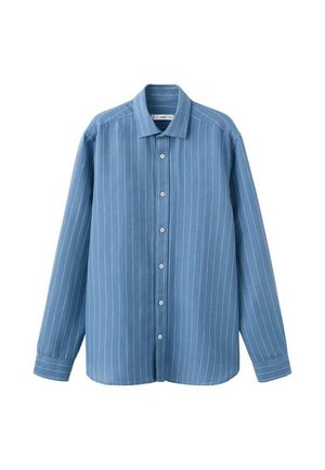 Camisa azul de manga larga con botones y rayas blancas verticales finas, con cuello puntiagudo, mostrada sobre un fondo blanco.