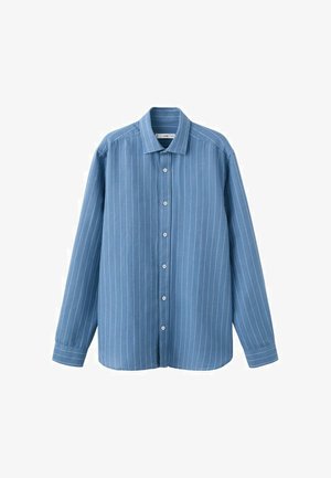 Modrá košeľa s dlhým rukávom na gombíky s bielymi vertikálnymi tenkými prúžkami a špicatým golierom, zobrazená na bielom pozadí.