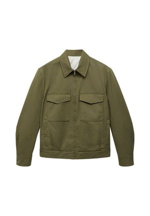 Chaqueta verde oliva hecha de una tela de textura suave, con cierre frontal de cremallera, dos bolsillos en el pecho y un cuello clásico.