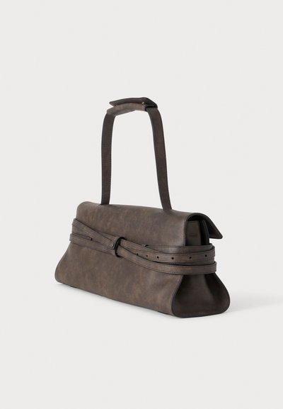 Sac à main en cuir marron foncé avec une forme horizontale étroite, une poignée supérieure et une sangle décorative enveloppante avec détail de boucle.