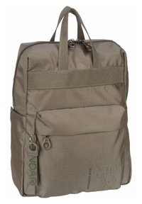 Mochila de tela marrón con doble asa superior, cierre de cremallera, bolsillo frontal y detalle del logo grabado, con una superficie texturizada.