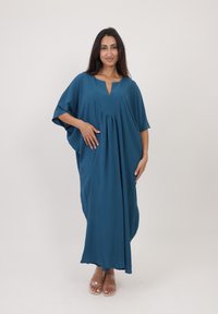 Robe kaftan teal en tissu léger, avec un col en V, des manches larges et un design fluide, agrémentée de détails de texture verticale subtils.