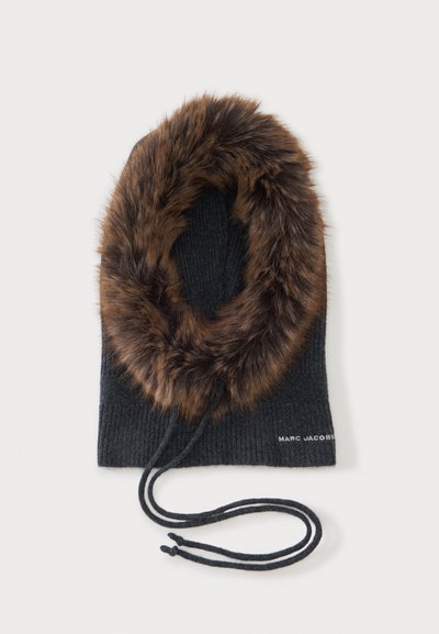 Cagoule tricotée gris foncé avec bordure en fausse fourrure marron autour de l'ouverture du visage et liens noirs au niveau du cou, marquée "Marc Jacobs" sur le côté.